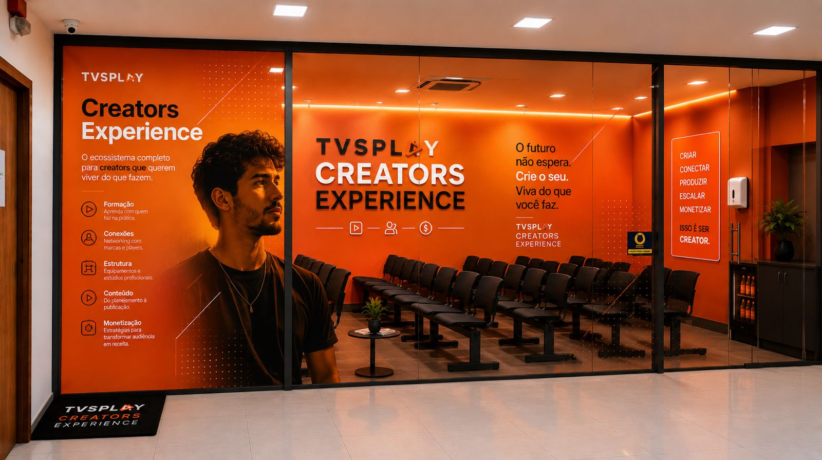 Fachada da TVSPLAY Creators Experience com auditório iluminado em laranja